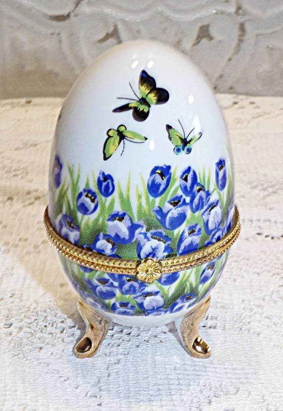 Image 1 of Oeuf Sur Pieds En Porcelaine De Style Fabergé