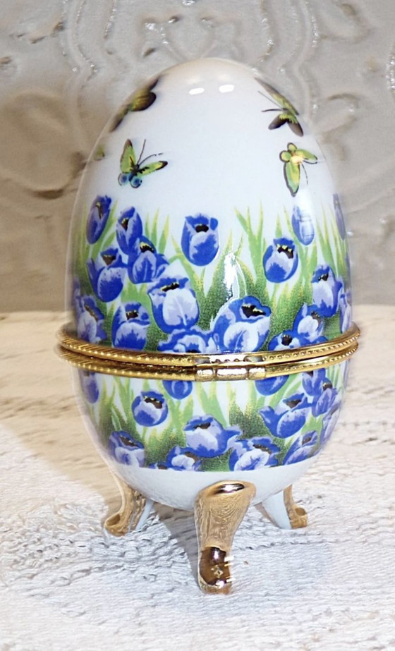 Image 1 of Oeuf Sur Pieds En Porcelaine De Style Fabergé