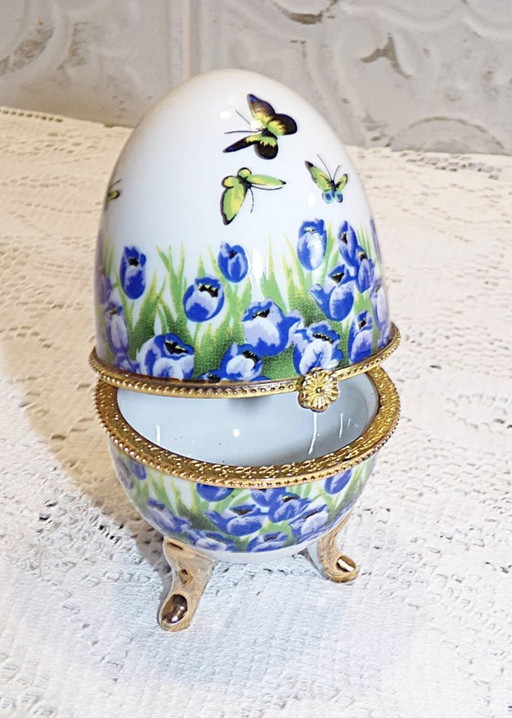 Oeuf Sur Pieds En Porcelaine De Style Fabergé