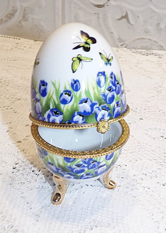 Image 1 of Oeuf Sur Pieds En Porcelaine De Style Fabergé