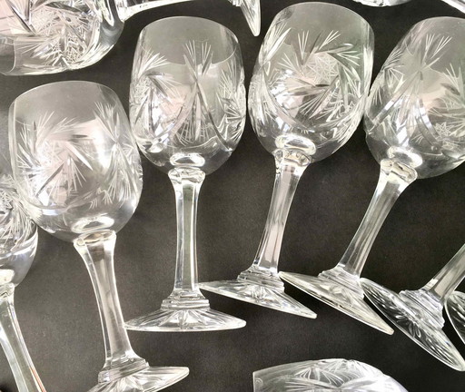 Ensemble De 12 Verres À Vin En Cristal De Bohême Taillé 