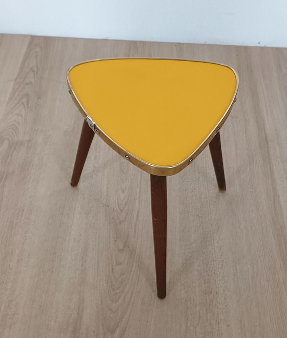 Image 1 of Table d'appoint Fifties en jaune