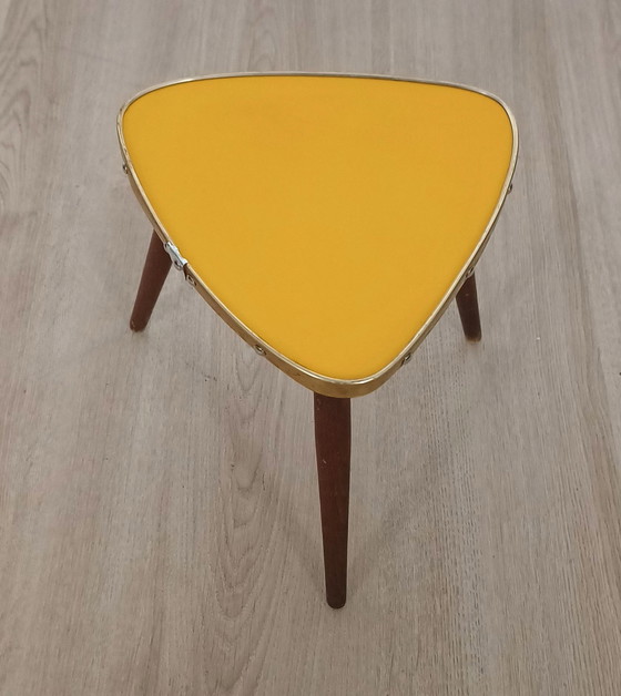 Image 1 of Table d'appoint Fifties en jaune