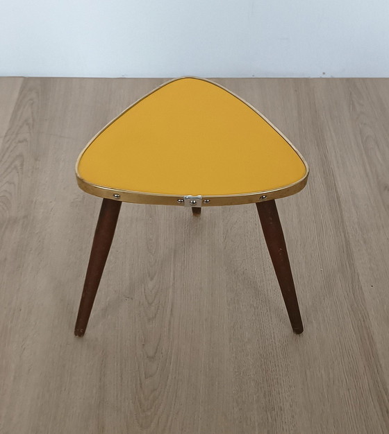 Image 1 of Table d'appoint Fifties en jaune