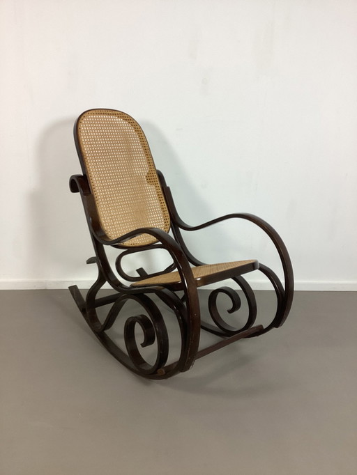 Fauteuil à bascule vintage de style Thonet avec dossier et assise en sangle