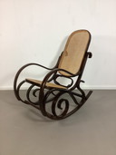 Fauteuil à bascule vintage de style Thonet avec dossier et assise en sangle