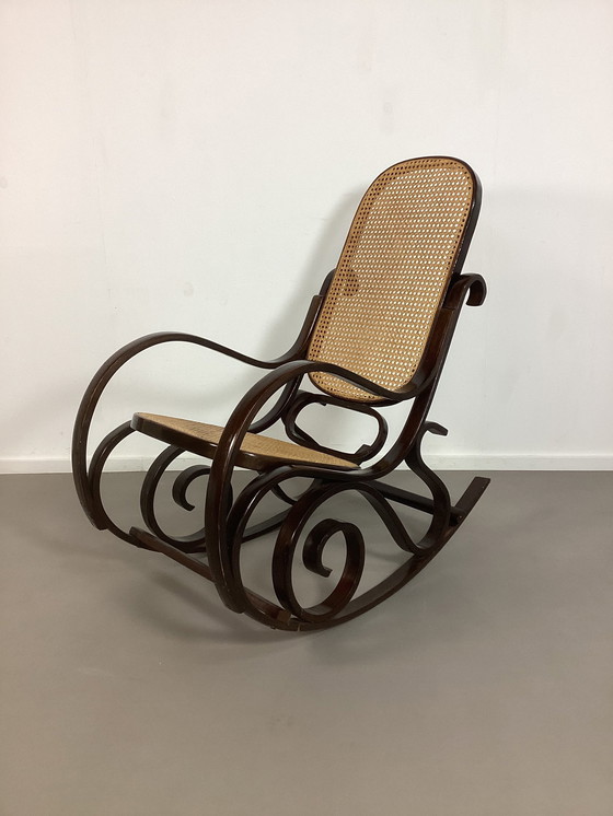 Image 1 of Fauteuil à bascule vintage de style Thonet avec dossier et assise en sangle