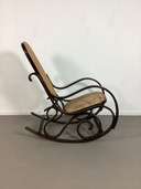Fauteuil à bascule vintage de style Thonet avec dossier et assise en sangle