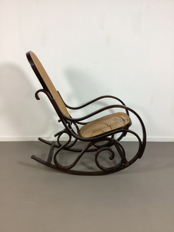 Image 1 of Fauteuil à bascule vintage de style Thonet avec dossier et assise en sangle