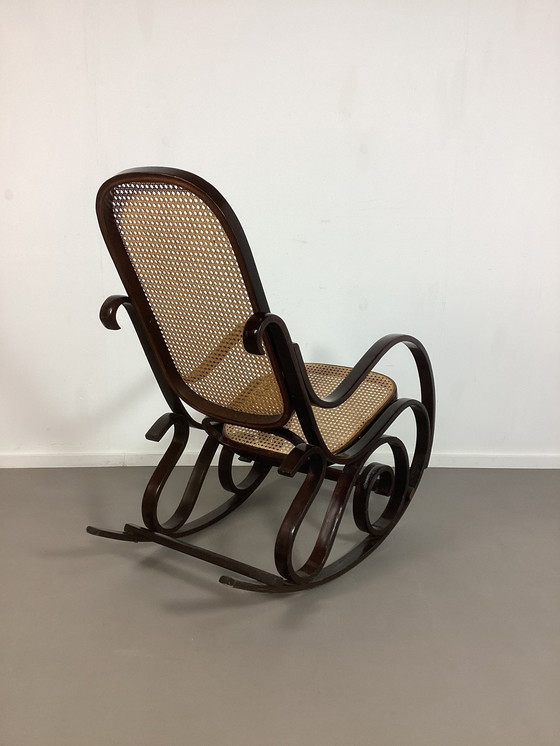 Image 1 of Fauteuil à bascule vintage de style Thonet avec dossier et assise en sangle