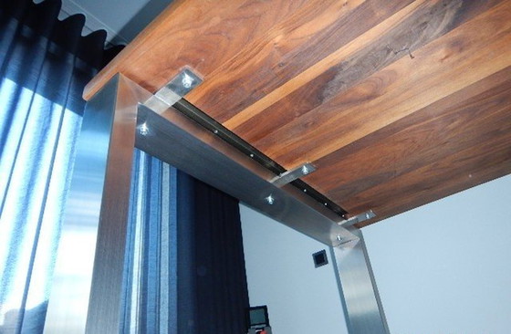 Image 1 of Table de salle à manger vintage en noyer massif