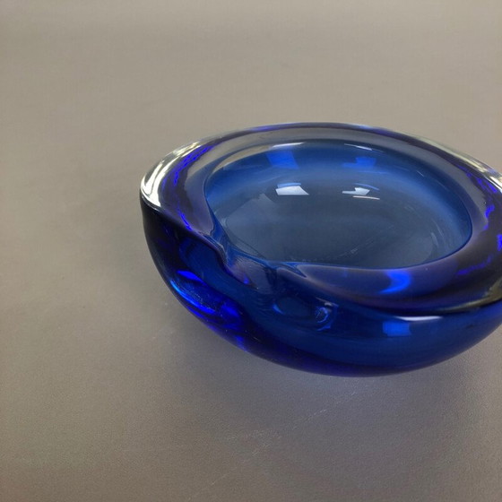 Image 1 of Cendrier vintage en verre de Murano bleu avec coquille Italie 1970
