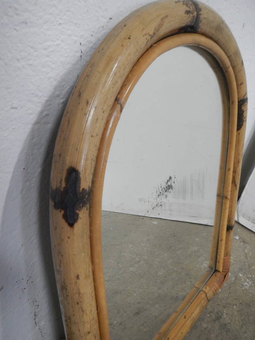 Miroir en osier à dessus arrondi. 1960