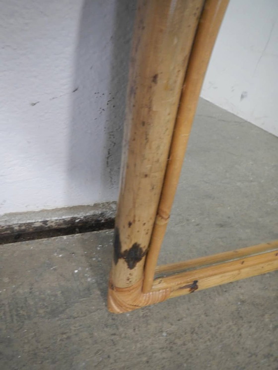 Image 1 of Miroir en osier à dessus arrondi. 1960