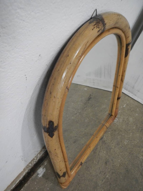 Image 1 of Miroir en osier à dessus arrondi. 1960