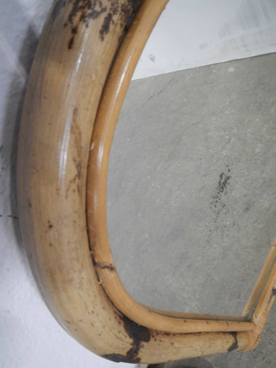 Image 1 of Miroir en osier à dessus arrondi. 1960