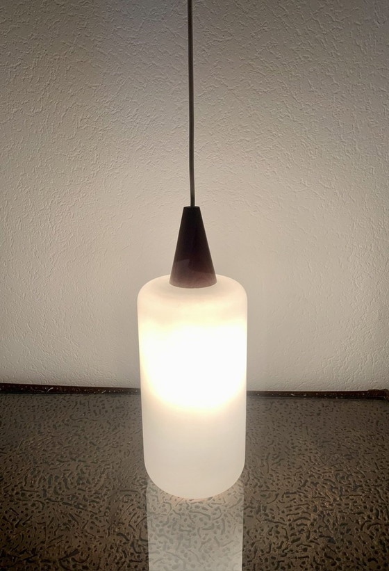 Image 1 of Lampe suspendue scandinave en opaline et teck, années 1960