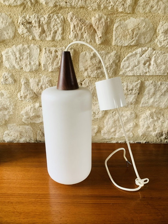 Image 1 of Lampe suspendue scandinave en opaline et teck, années 1960