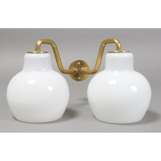 Image 1 of Paire d'appliques vintage en verre opale et laiton par Vilhelm Lauritzen pour Louis Poulsen, 1950