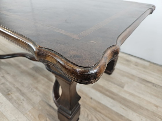 Image 1 of Table basse en noyer avec pieds croisés