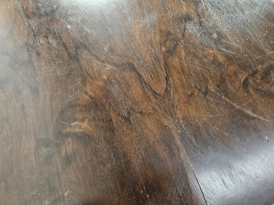 Image 1 of Table basse en noyer avec pieds croisés