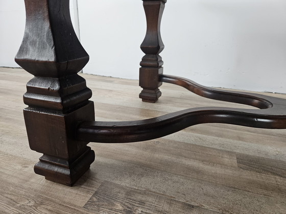 Image 1 of Table basse en noyer avec pieds croisés