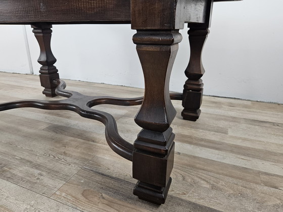 Image 1 of Table basse en noyer avec pieds croisés