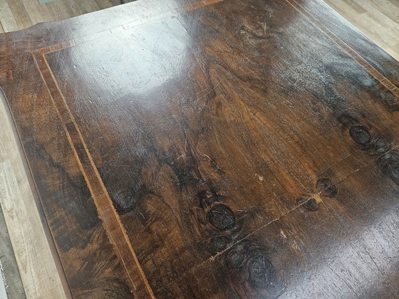 Image 1 of Table basse en noyer avec pieds croisés