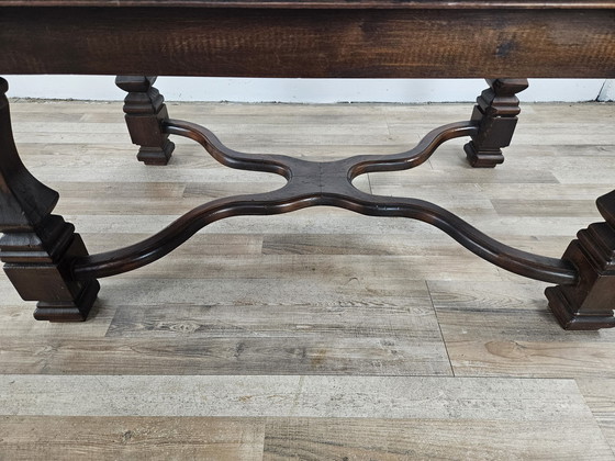 Image 1 of Table basse en noyer avec pieds croisés