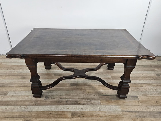 Image 1 of Table basse en noyer avec pieds croisés