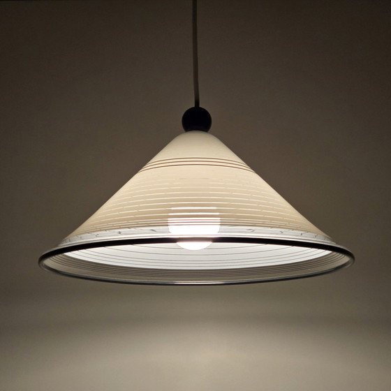 Image 1 of Rare lampe suspendue conique en plastique des années 1980 avec lignes horizontales.