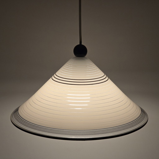 Rare lampe suspendue conique en plastique des années 1980 avec lignes horizontales.