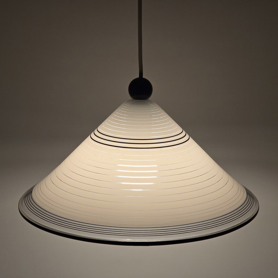 Image 1 of Rare lampe suspendue conique en plastique des années 1980 avec lignes horizontales.