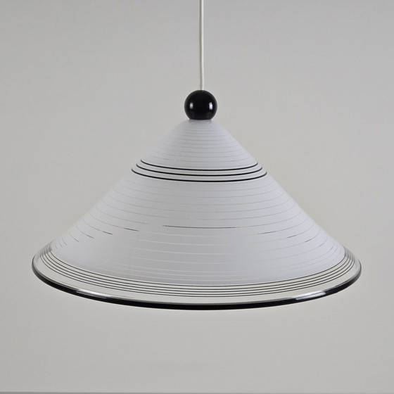 Image 1 of Rare lampe suspendue conique en plastique des années 1980 avec lignes horizontales.