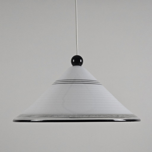 Rare lampe suspendue conique en plastique des années 1980 avec lignes horizontales.