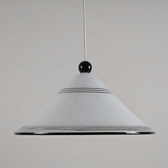 Image 1 of Rare lampe suspendue conique en plastique des années 1980 avec lignes horizontales.