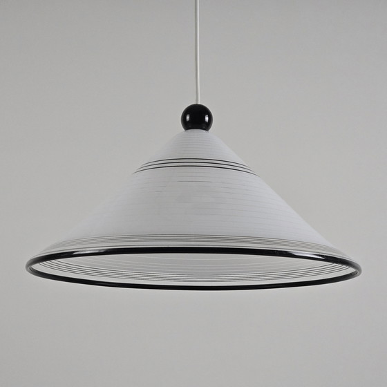 Image 1 of Rare lampe suspendue conique en plastique des années 1980 avec lignes horizontales.