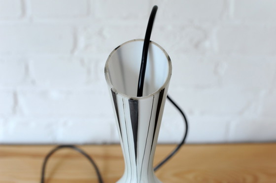 Image 1 of Lampe pendante vintage Mcm en verre laiteux noir et blanc des années 50