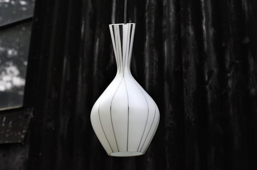 Lampe pendante vintage Mcm en verre laiteux noir et blanc des années 50