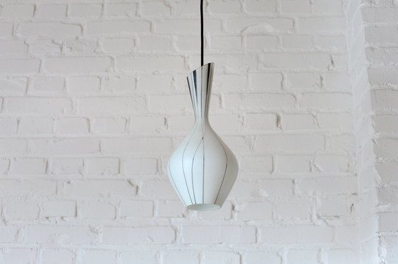 Image 1 of Lampe pendante vintage Mcm en verre laiteux noir et blanc des années 50