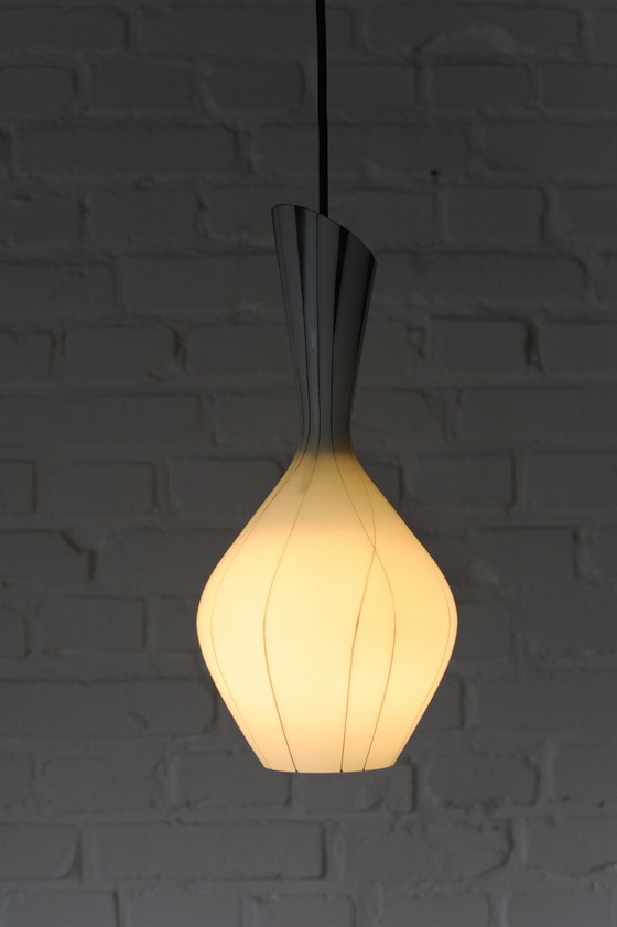 Image 1 of Lampe pendante vintage Mcm en verre laiteux noir et blanc des années 50