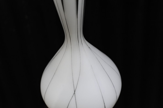 Image 1 of Lampe pendante vintage Mcm en verre laiteux noir et blanc des années 50