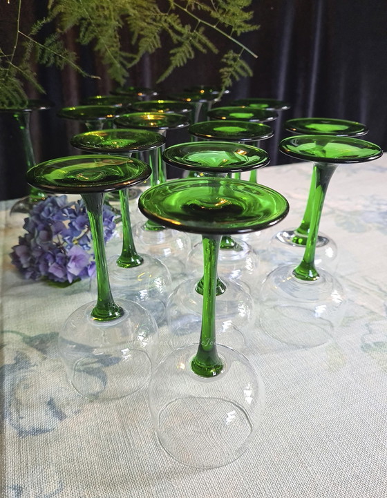 Image 1 of Luminarc France, verre élégant sur haute tige verte