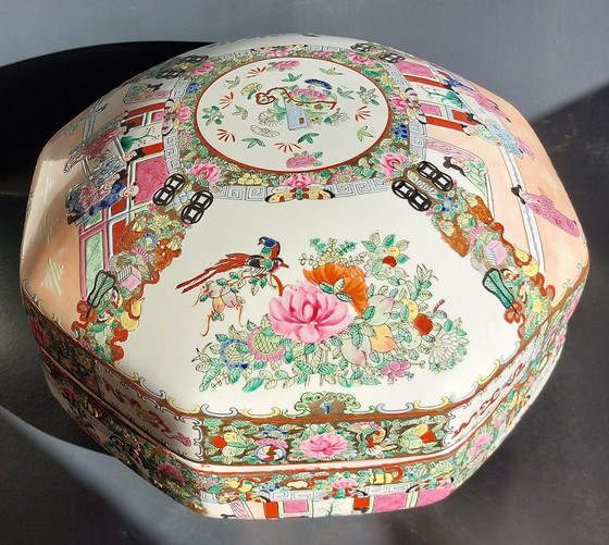 Image 1 of Boîte octogonale ancienne en porcelaine chinoise