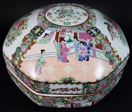 Image 1 of Boîte octogonale ancienne en porcelaine chinoise