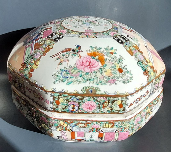 Image 1 of Boîte octogonale ancienne en porcelaine chinoise