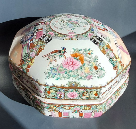 Image 1 of Boîte octogonale ancienne en porcelaine chinoise