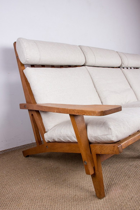 Image 1 of Grand Canapé Danois En Chêne Massif Et Tissu, Modèle Ge375 Par Hans Wegner Pour Getama 1960.