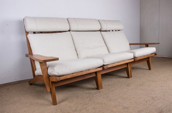 Image 1 of Grand Canapé Danois En Chêne Massif Et Tissu, Modèle Ge375 Par Hans Wegner Pour Getama 1960.