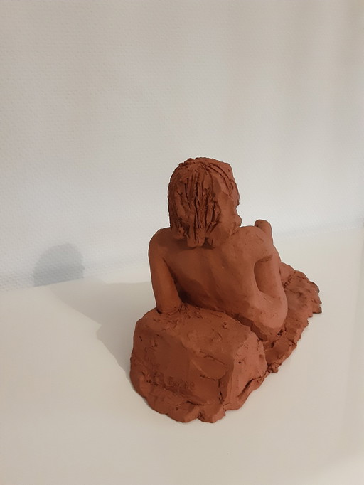 Statue De Femme Nue En Terre.